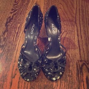 Navy Blue and Floral Teep Toe Pumps!